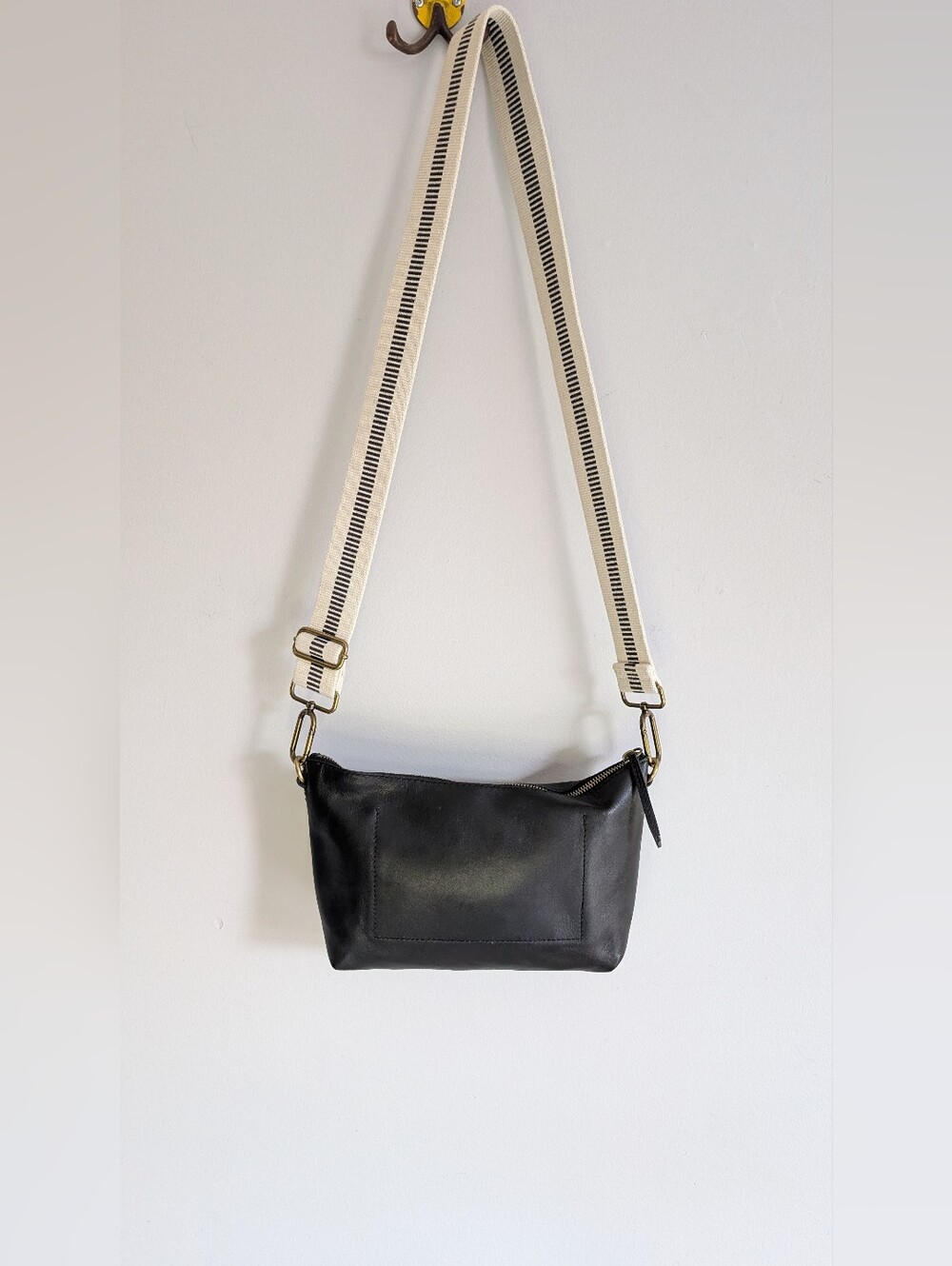 Madewell The Leather Caribiner Crossbody Sling Bag, Black Leather Purse - Picture 5 of 15